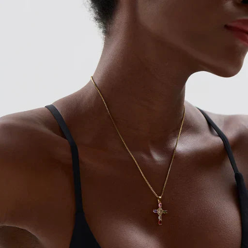 Collar con Colgante de Cruz Engastado con Cristales de Circonita