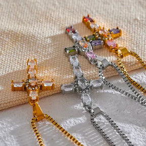 Collar con Colgante de Cruz Engastado con Cristales de Circonita